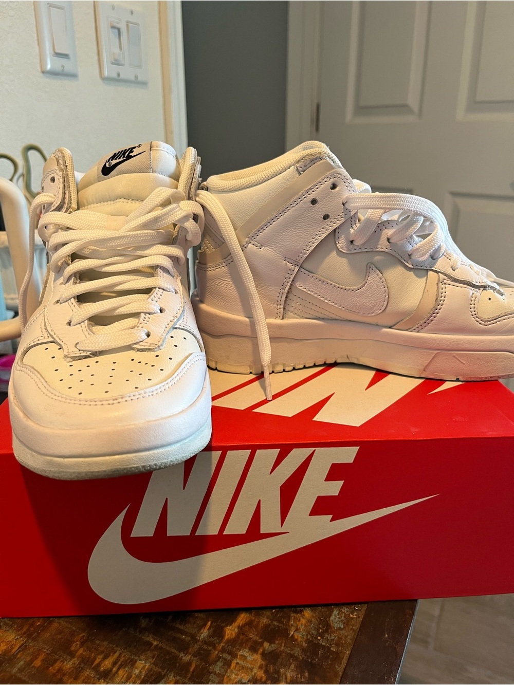 Nike White Low-Top Leather Sneakers Women’s size 6